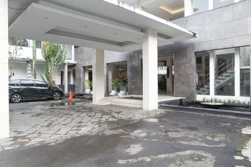 Reddoorz Premium @ Ciumbuleuit Atas 4*